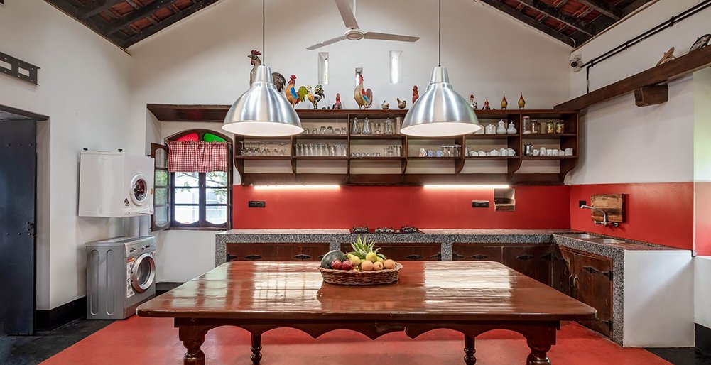 Bastora House - Kitchen and dining area